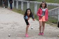 Les écoliers participent à un concours de pétanque en triplettes