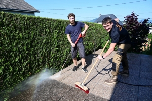Deux copains se lancent dans le nettoyage de toitures, façades et terrasses