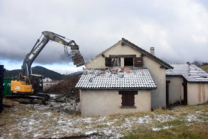 Yssingeaux : la maison « abandonnée » en cours de démolition au bord de la RN88