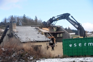 Yssingeaux : la maison « abandonnée » en cours de démolition au bord de la RN88