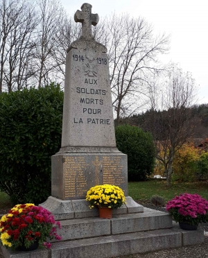 Saint-Julien-du-Pinet : un don de fleurs pour embellir les deux monuments aux Morts
