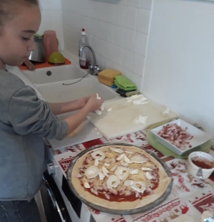 Chambon-sur-Lignon : un atelier de pizza pour des enfants avec Axel Victoire