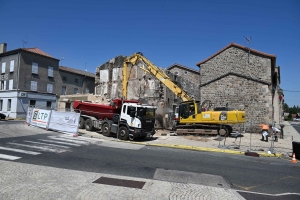 Montfaucon-en-Velay : une semaine pour démolir les trois maisons au carrefour (vidéo)