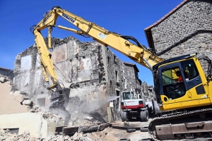 Montfaucon-en-Velay : une semaine pour démolir les trois maisons au carrefour (vidéo)