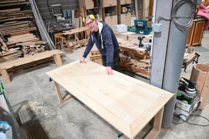 Retournac : il s&#039;appuie sur un bois résistant pour fabriquer du mobilier extérieur