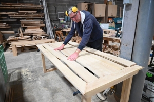 Retournac : il s&#039;appuie sur un bois résistant pour fabriquer du mobilier extérieur