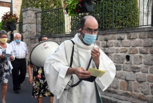 Sainte-Sigolène : les Pénitents sortent leur nouvelle bannière pour la procession du 15-Août