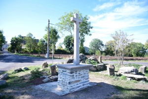 Queyrières : deux croix en cours de restauration dans le bourg