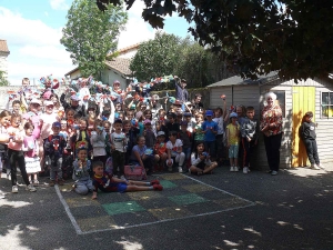 Les écoliers de Grazac font des décorations pour le Tour de France