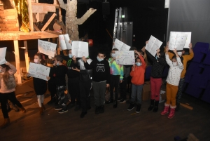 Monistrol-sur-Loire : le dialogue entre des comédiens en résidence et des écoliers