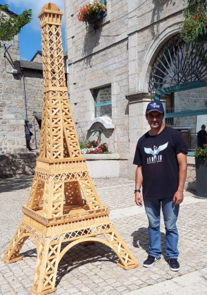 La tour Eiffel de Jérôme Moulin était même érigée devant la mairie