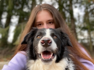 Atteinte de dépression et de phobie sociale, Lucie se soigne avec son chien