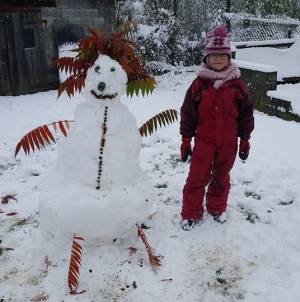Sharlyne à côté de son inventif bonhomme de neige.||