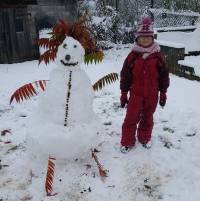 Sharlyne à côté de son inventif bonhomme de neige.