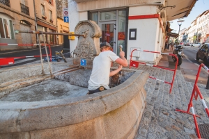 Un bain de jouvence pour la fontaine de la rue Emile-Reynaud au Puy-en-Velay