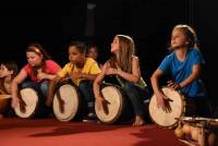 Saint-Maurice-de-Lignon : les écoliers et des percussionnistes sur des rythmes africains