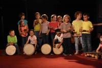 Saint-Maurice-de-Lignon : les écoliers et des percussionnistes sur des rythmes africains