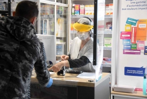 Monistrol-sur-Loire : une pharmacienne collecte des masques