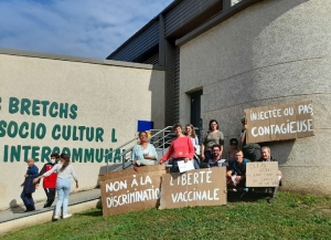Chambon-sur-Lignon : une action anti passe sanitaire devant les Bretchs