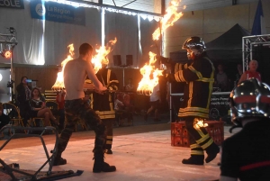 Saint-Didier-en-Velay : le show des pompiers du Rhône met le feu pour Carnaval
