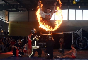 Saint-Didier-en-Velay : le show des pompiers du Rhône met le feu pour Carnaval