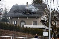 Le Chambon-sur-Lignon : le feu d&#039;insert de cheminée transperce le toit
