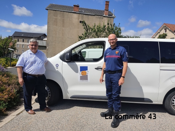 Jean-Michel Eyraud et Sébastien Delmaëre devant le minibus|Le dispositif a été présenté aux élus en mairie ce lundi||
