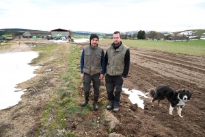 Florent Verot et Damien Romeyer devant le terrain où ils projettent de construire leur bâtiment|Les deux agriculteurs élèvent 110 vaches allaitantes à Monistrol et Sainte-Sigolène|||||