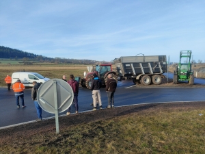 Des agriculteurs maintiennent la pression et bloquent le rond-point des Fangeas