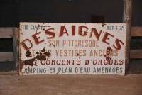 Un panneau ancien vantant le pittoresque de Désaignes a trouvé tout naturellement sa place dans le décor.