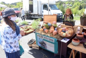 Le Chambon-sur-Lignon : un marché fleuri sur la place des Balayes ce dimanche