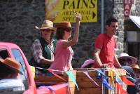 Araules : le défilé de &quot;Recharinges&quot; rejoue la caravane du Tour de France