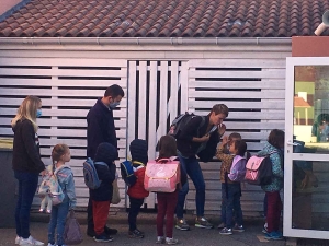 Après un accueil et un aiguillage des familles par le directeur Stéphane Gineys, les enfants patientent pour entrer dans les classes, lavage de mains obligatoire.