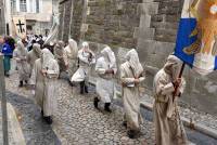 Les pénitents gris d&#039;Avignon, à l&#039;habit simple, et qui se présentaient masqués. Photo Lucien Soyere