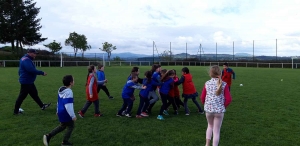 Les Villettes : les écoliers s&#039;essaient au rugby