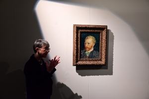 Maud Leyoudec, directrice du Musée Crozatier à côté du tableau de Vincent Van Gogh