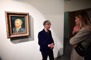 Maud Leyoudec, directrice du Musée Crozatier devant le tableau de Vincent Van Gogh