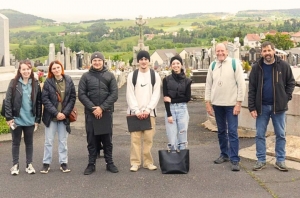 Yssingeaux : 6 jeunes localisent les tombes des "Morts pour la France" au cimetière