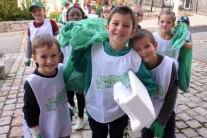 Dunières : les écoliers ramassent les déchets en ville