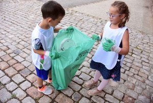 Dunières : les écoliers ramassent les déchets en ville