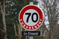 Le panneau &quot;70&quot; a été décoré par un riverain.|Le panneau est à l&#039;entrée du village du Crouzet, entre Le Chambon et Tence.||