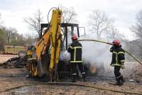 Saint-Etienne-Lardeyrol : un tractopelle détruit par le feu