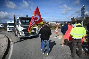 Les grévistes bloquent un rond-point à Monistrol pour protester contre la réforme des retraites