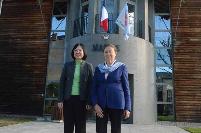 Wang Ju, consul général de Chine à Lyon, et Eliane Wauquiez-Motte, maire du Chambon-sur-Lignon.|||