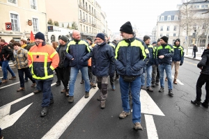 Réforme des retraites : un signal fort des manifestants envoyé au Puy-en-Velay (vidéo)