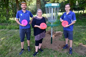 Le disc-golf, une nouvelle activité à faire cet été au chalet de Raffy à Queyrières