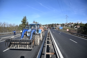 Les agriculteurs prêts à rester plusieurs jours sur la RN88 à Saint-Ferréol-d&#039;Auroure (vidéo)