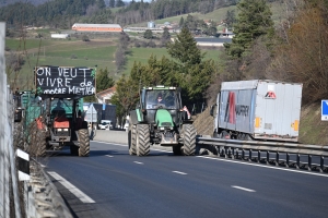 Les agriculteurs prêts à rester plusieurs jours sur la RN88 à Saint-Ferréol-d&#039;Auroure (vidéo)
