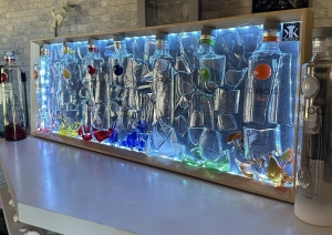 Monistrol-sur-Loire : il fabrique des tableaux à partir de bouteilles d&#039;alcool cassées (vidéo)