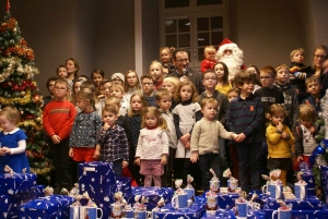 Puy-en-Velay : un arbre de Noël pour les enfants des personnels du ministère de l&#039;intérieur et de la Direccte